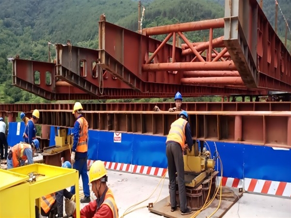 大漾云高速公路第三合同段甸底2號(hào)大橋鋼箱梁頂推及落梁工程