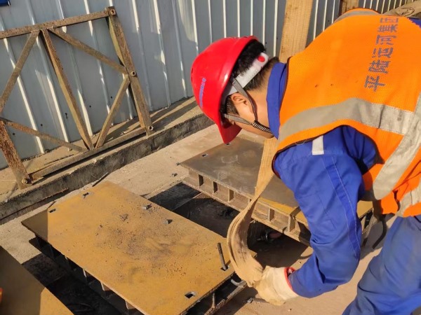 平路運(yùn)河永福大橋鋼梁頂推
